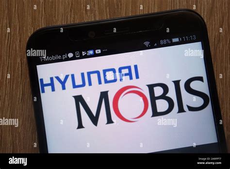 Das Hyundai Mobis Logo wird auf einem modernen Smartphone angezeigt ...