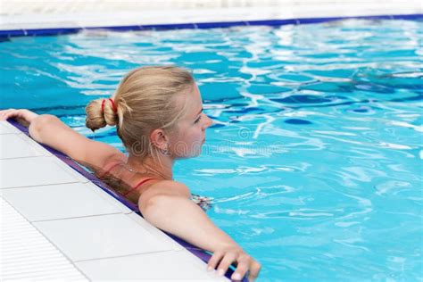 Una Mujer Joven Rubia En Una Piscina Con El Bikini Rojo Se Fue Por La Piscina Imagen De Archivo