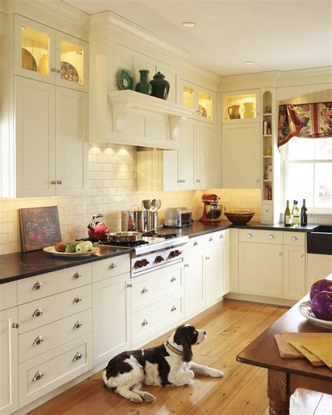 White shaker cabinets – the hottest trend in kitchen design