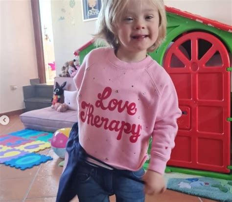 La historia del hombre gay que adoptó a una niña rechazada por tener síndrome de Down