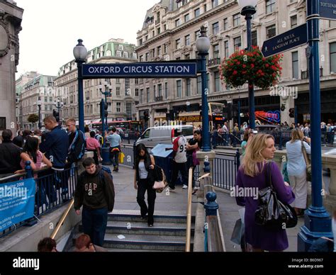 La Station De Métro Oxford Circus Entrée Avec De Nombreuses Personnes