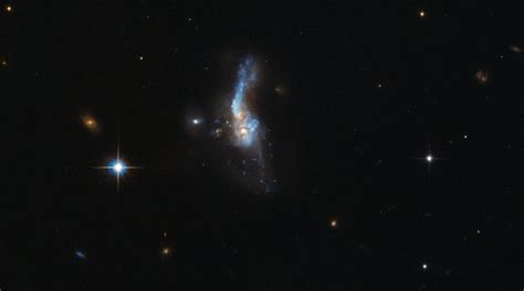 Hubble captures incredible image of galaxies colliding - Australian ...