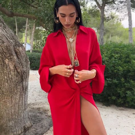 Activa Os Anos De Dua Lipa E O Look Escolhido Para Os Celebrar