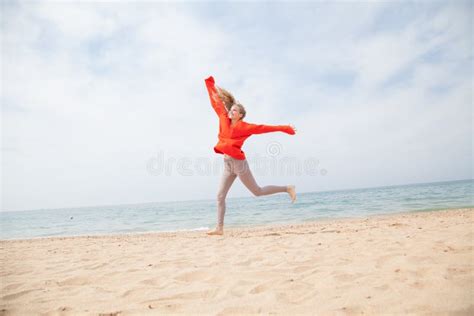 Fille Blonde Sautant Sur Un Bord De Mer De Plage Sablonneuse Image Stock Image Du Libert