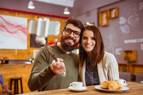 Люди в кафе стоковое фото. изображение насчитывающей интернет - 66015590