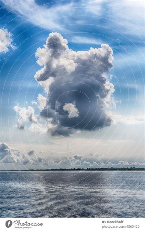 Dramatische Wolke Mt Spiegelung Auf Dem Wasser Ein Lizenzfreies Stock