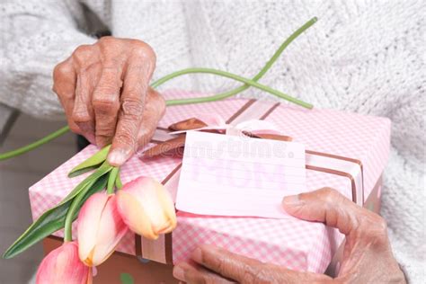 Mulheres Idosas Seguram Uma Caixa De Presentes Caseira Em Branco Foto