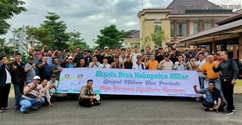 Seratusan Kades Kabupaten Blitar Demo ke DPR RI - Tell The Truth