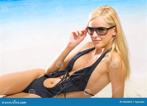 Donna In Bikini Sulla Spiaggia Immagine Stock Immagine Di Swimwear Estate
