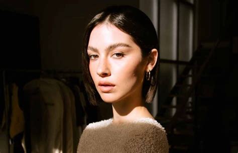 Gracie Abrams – Age, Bio, Height, Weight, Boyfriend, Net Worth