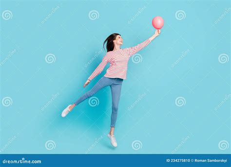 Foto De Perfil Completo De Hooray Brunette Peinado Joven Salta Con Globo Usando Jeans De Camisas