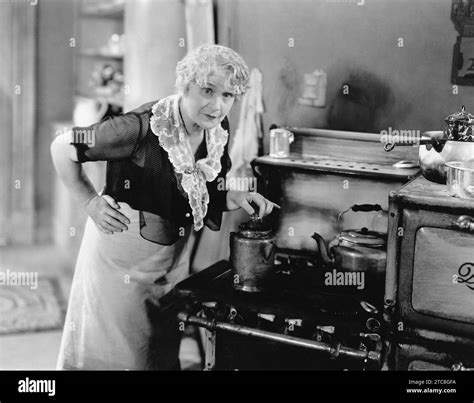 Femme Au Foyer Mature Banque D Images Noir Et Blanc Alamy