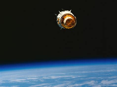 Космонавтика обои. Основной цвет обоев: Очень тёмный жёлто-зелёный