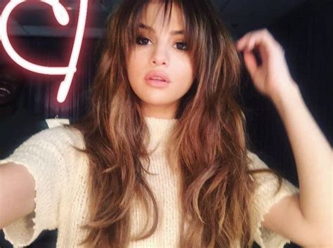 Pin By Valerie On Selena Selena Gomez Hair Honey Blonde Hair Brown Blonde Hair
