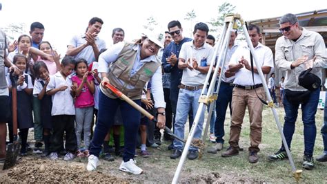 Alcaldesa provincial coloca primera piedra para la Construcción de