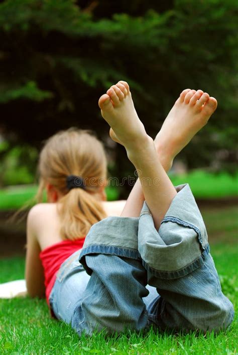 Jeune Fille Aux Pieds Nus Image Stock Image Du Femelles 5611195