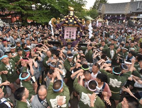 三社祭：「宮出し」威勢良く 東京・浅草神社 写真特集27 毎日新聞