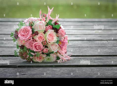 how to make a bridal bouquet with roses