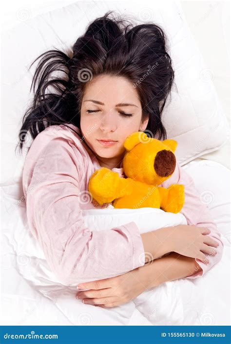 Une Fille Dormant Avec L Ours De Nounours Dans Le Lit Photo Stock