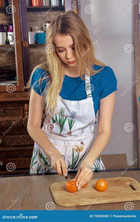 Junge Blonde Hausfrau in Der Küche Stockfoto Bild von bezaubern frau 75920082
