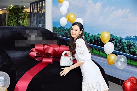 Các hot girl nổi tiếng mua nhà xe khủng nhất là Angela Phương Trinh mua xe 6 tỷ lúc 19 tuổi