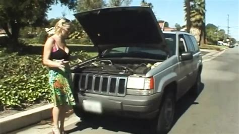 Dankbare vollbusige milf fickt hilfreichen glückspilz xHamster