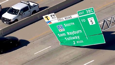 Highway Sign Collapses Onto U S 75 In Texas