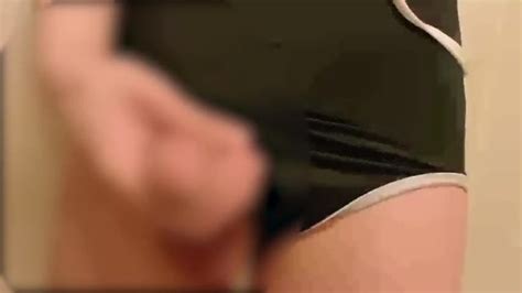 泳装奇克尼 一个非kei英俊的社会成员在th中穿着泳衣而兴奋 Pornhub Gay