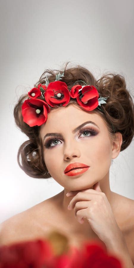 Ritratto Di Bella Ragazza In Studio Con I Fiori Rossi Nei Suoi Capelli E Spalle Nude Giovane