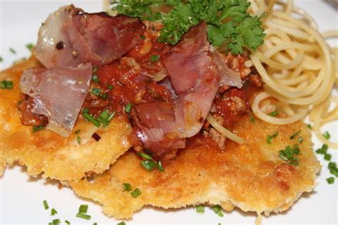 Kochbuch Paniertes Schnitzel mit Schwarzwälder BologneseKochbuch