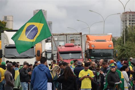 Manifestantes Voltam A Atear Fogo Em Pneus E Bloquear Faixas Na