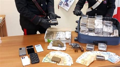 Roma Blitz Nel Fortino Della Droga Una Pistola E Chili Di Hashish