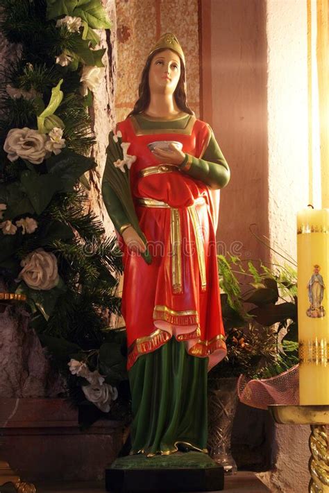 Estatua De Santa Luc A En El Altar De Nuestra Dama De Lourdes En La