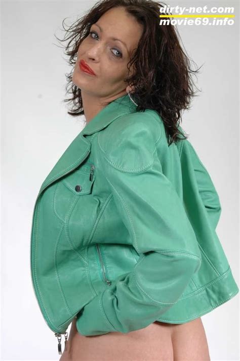 MILF Lea Is Making Up Her Lips In A Green Leather Jacket 27 Pics XHamster