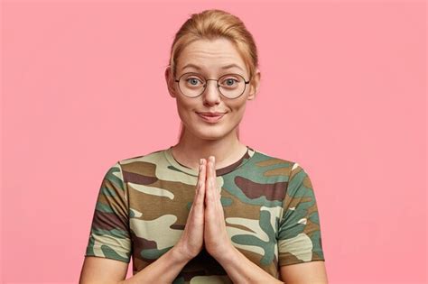 Junge Blonde Frau Mit Runder Brille Kostenlose Foto