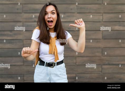 Portrait de jeune heureux surpris incroyable drôle fascinant brunette mignon femme aux émotions