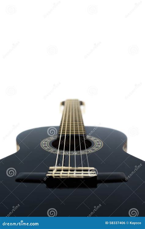 Деталь классической акустической гитары изолированной на белом Backgrou ...