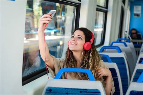 Mujer Joven Que Toma Un Selfie En El Tren Con Su Tel Fono Foto Premium