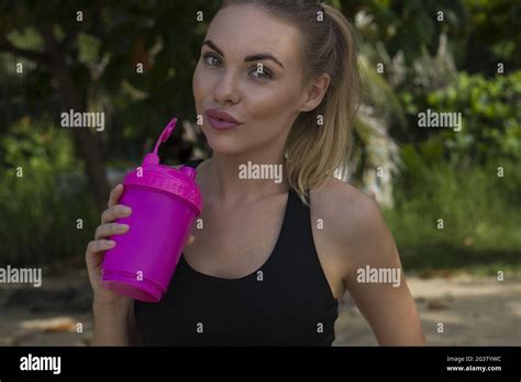 Blonde frau am strand Fotos und Bildmaterial in hoher Auflösung Alamy