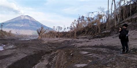 Gunung Semeru Kembali Luncurkan Awan Panas Guguran Sejauh Kilometer