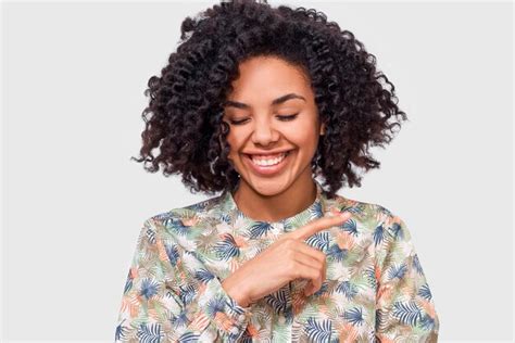 Retrato De Uma Linda Jovem De Pele Escura Vestida Camisa Floral Se