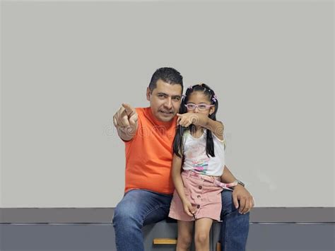 Pai Sua Filha Morena Latina De Anos Passando Um Tempo De Qualidade Juntos Se Divertindo E