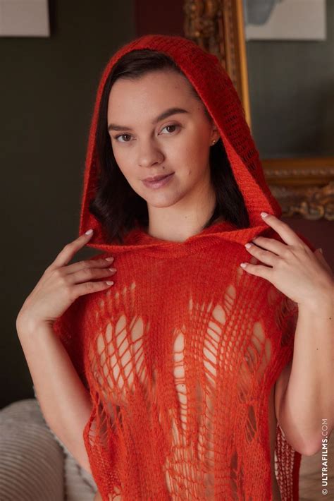 Lea Guerlin Shows Pink Pussy