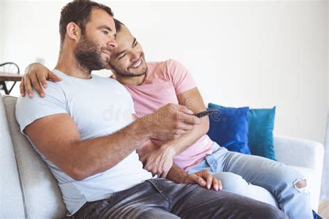Un Par Hermoso De Los Hombres Gay En Cama Junto Foto De Archivo Imagen De Feliz Retrato