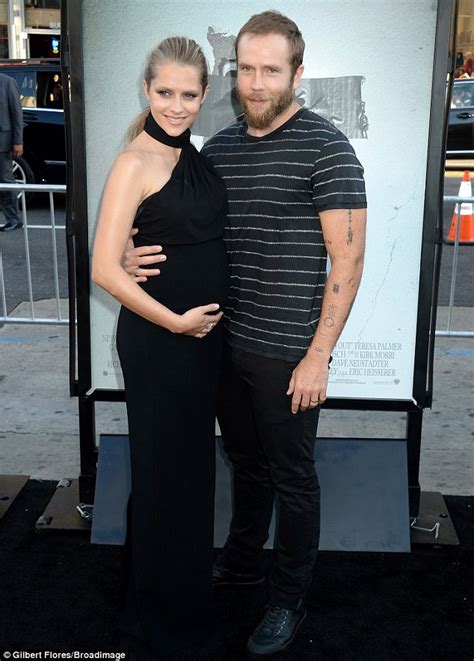 Teresa Palmer Nails Maternity Chic In Asymmetric Dress At Hollywood S Lights Out Premiere