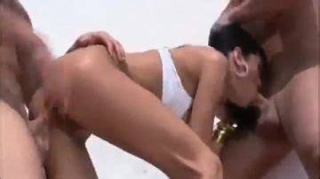 Spaanse Brunette Werkt Hard Met Twee Pikken Porndroids