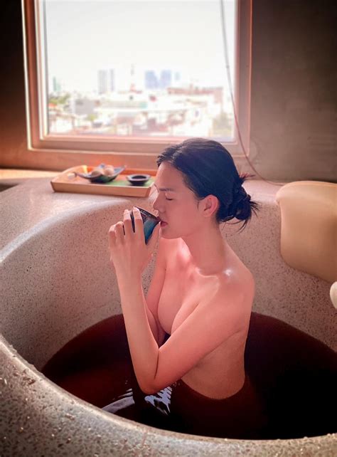 Ng C Trinh Khoe Nh B N Nude Trong Ph Ng T M Saostar Vn