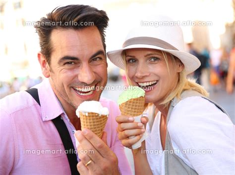 Cheerful Couple In Rome Eating Ice Cream Conesの写真素材 91483324 イメージマート