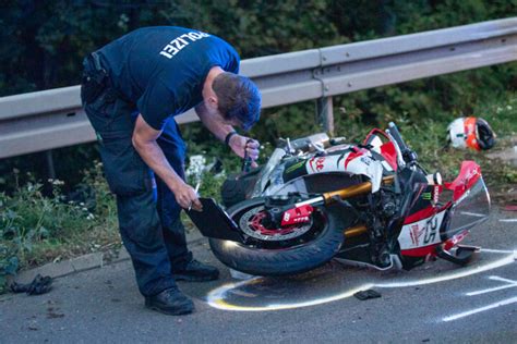 Unfall A46 Biker 60 Stirbt Bei Heftigem Unfall Auf Der A46