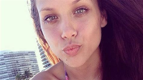 Barbie Vélez y una sensual selfie en bikini y sin maquillaje